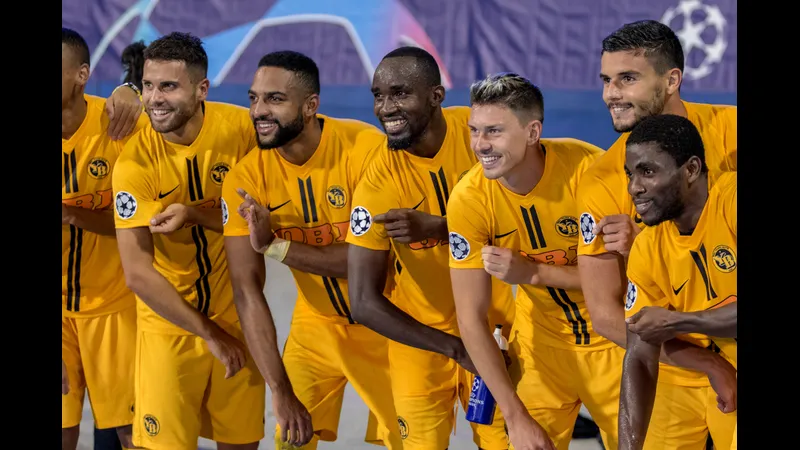 Cầu thủ Plzen và Young Boys tranh chấp bóng trên sân cỏ - Dự đoán phạt