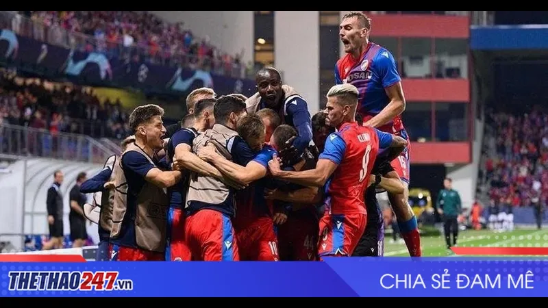 Cầu thủ Plzen và Young Boys tranh chấp bóng trên sân