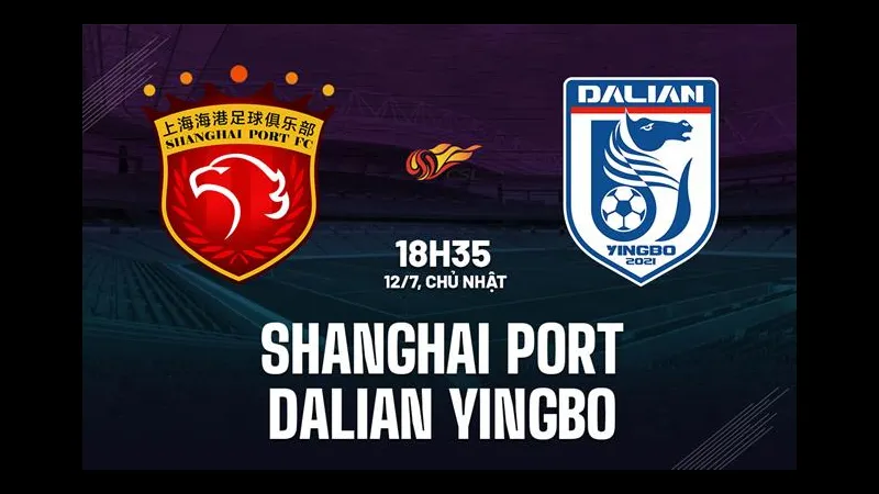 Cầu thủ Shanghai Port băng qua hàng phòng ngự của Dalian Yingbo