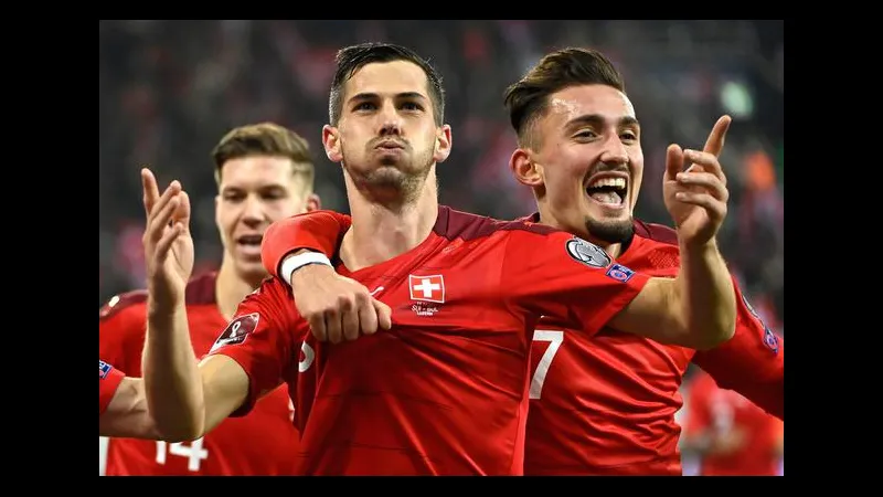 Cầu thủ Thụy Sĩ thực hiện cú sút mạnh vào khung thành Argentina